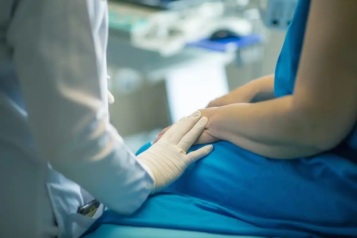 Professionnel de santé effectuant un dépistage médical chez un patient