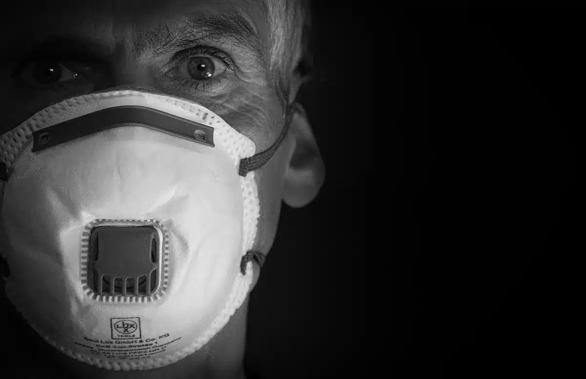 Centre de santé en Afrique avec personnel médical travaillant en conditions difficiles