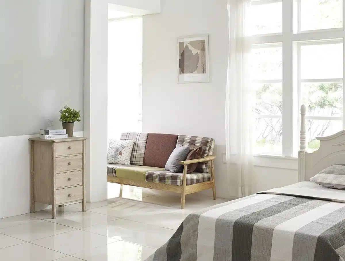 Fenêtre de chambre avec volets fermés pendant la journée pour bloquer la chaleur estivale.