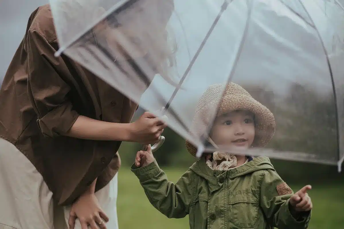 Parent et enfant partageant un jeu complice sur le sol du salon