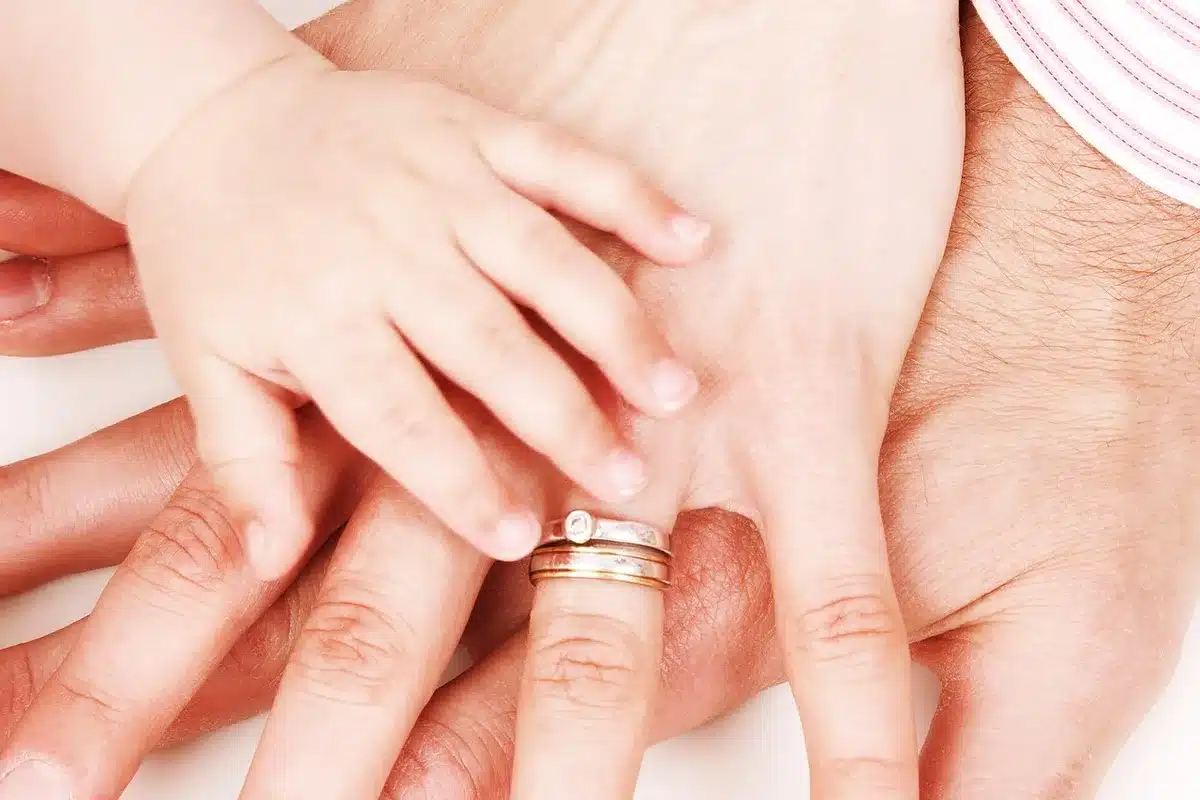 Parent et bébé jouant à des jeux de doigts