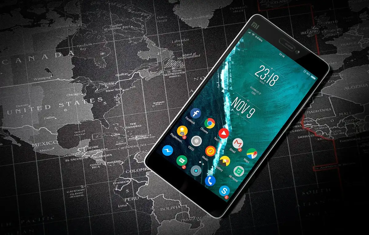 Téléphone posé hors du lit pour limiter la lumière bleue le soir