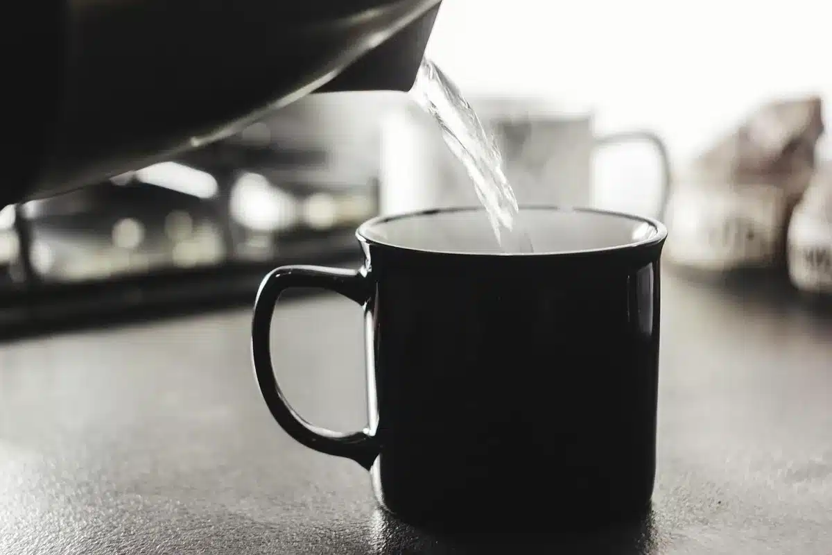 Personne s'étirant près d'un plan de travail le matin