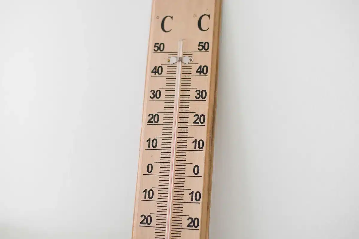 Thermomètre affichant la température idéale d'une chambre pour bien dormir