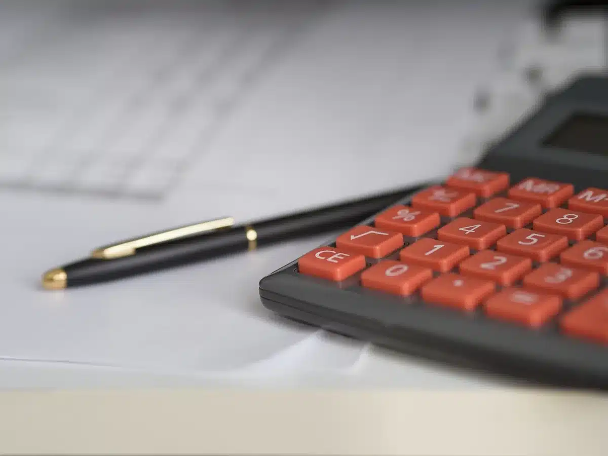 Documents administratifs et calculatrice sur un bureau liés au remboursement des cures