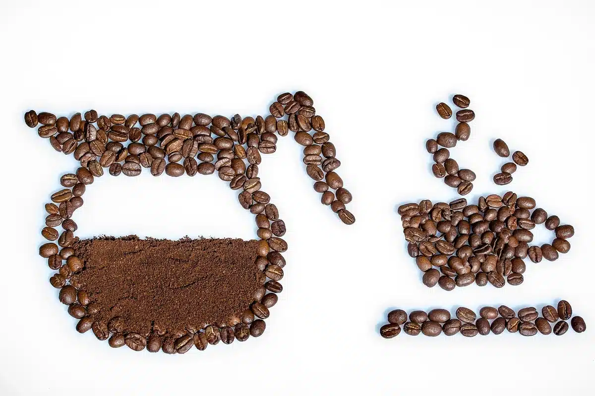 Tasse de café posée près d'un schéma expliquant la caféine et l'adénosine