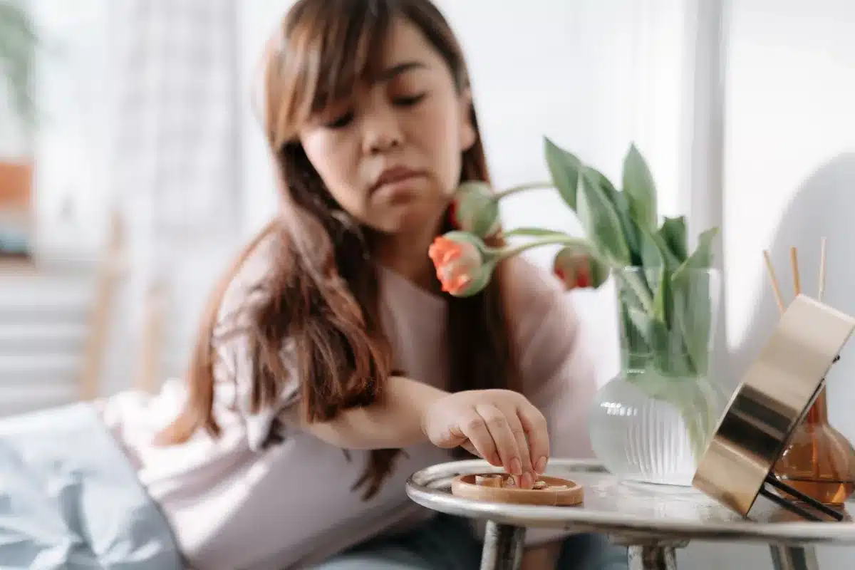 Personne souriante prenant son petit déjeuner, se sentant plus énergique