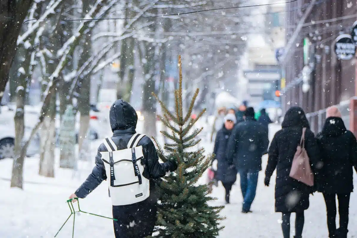 Personne s'échauffant avant une marche, étirement léger en plein jour
