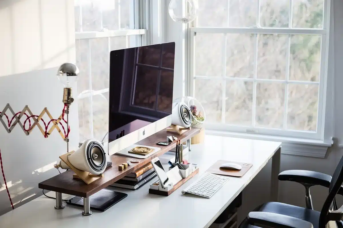 Bureau à domicile en plein jour avec un carnet de notes ouvert et des post‑it