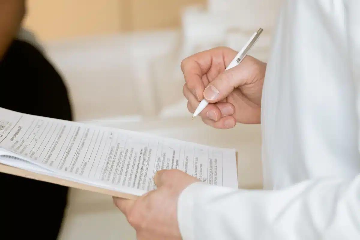 Consultation médicale avec carnet de notes et médecin discutant le diagnostic