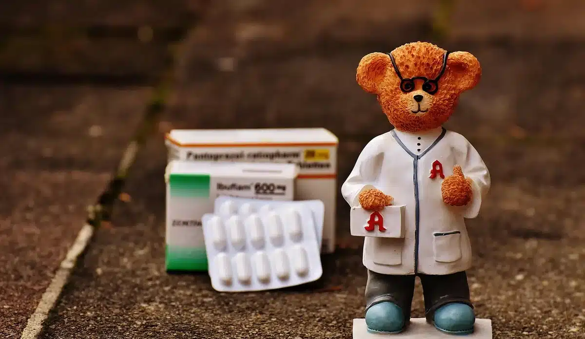 Pharmacien échangeant une brochure avec un patient au comptoir