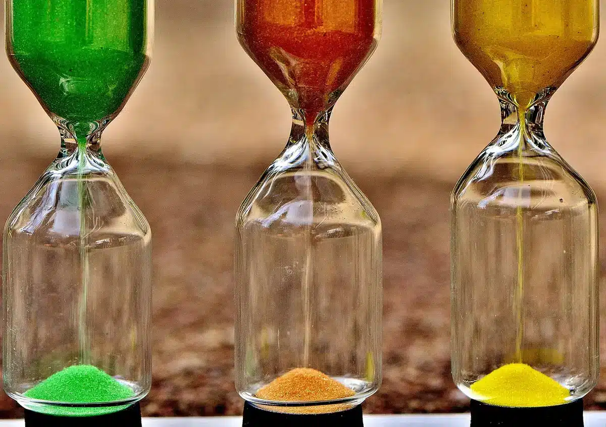 Minuteur posé sur une table prête pour une session de rangement de dix minutes