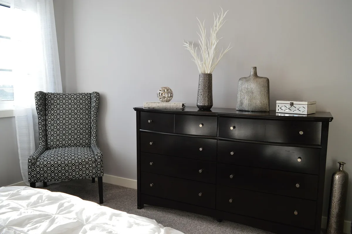 Chambre fraîche et bien rangée avec rideaux occultants et lit prêt pour la nuit