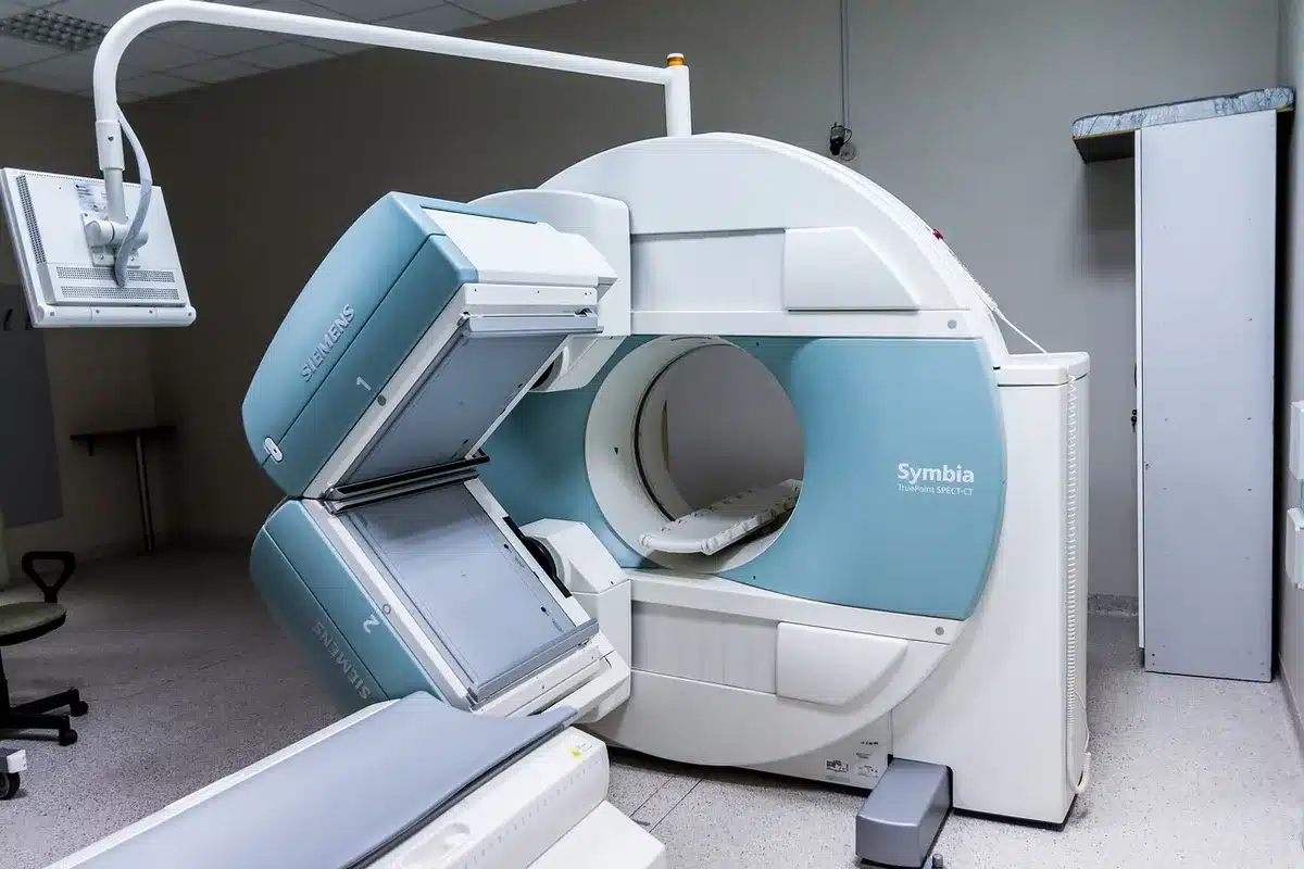 Rapport comparatif d'imagerie médicale (IRM et échographie) posé sur une table