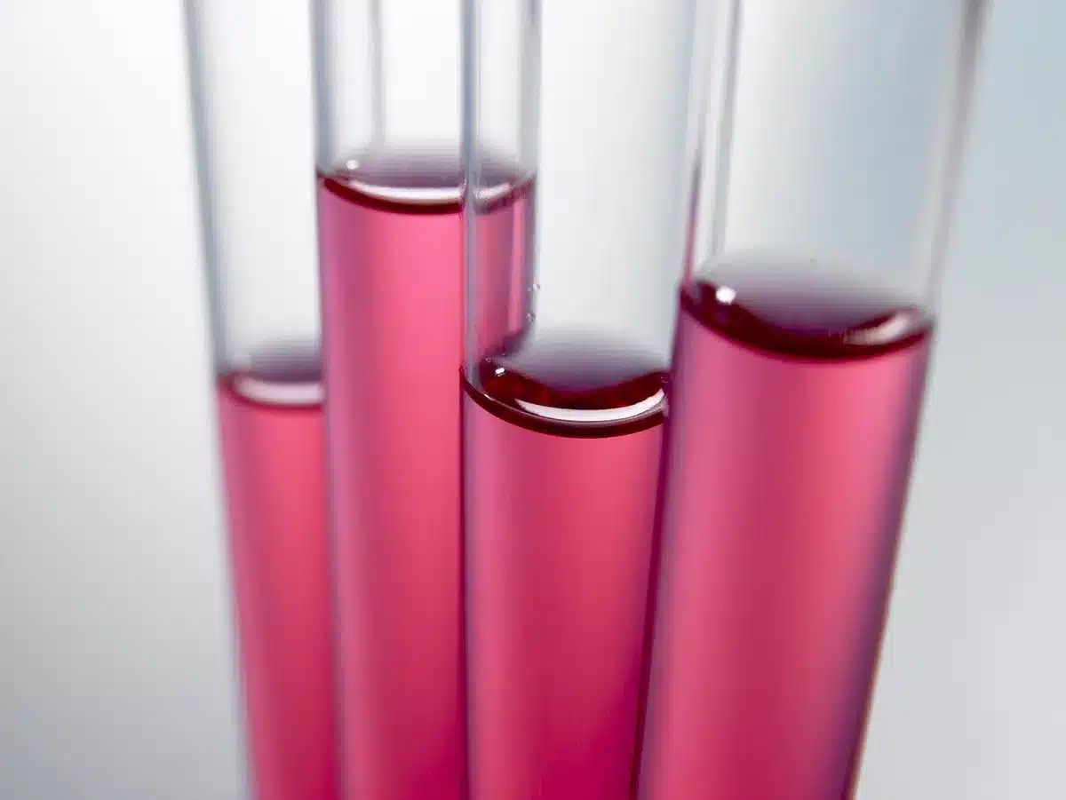 Technicien préparant des échantillons d'urine en laboratoire pour analyse de pesticides