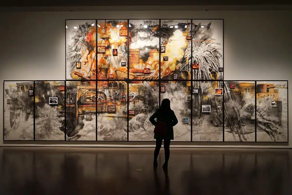 Intérieur de chapelle transformée en espace d'exposition avec vitrines et lumière du jour