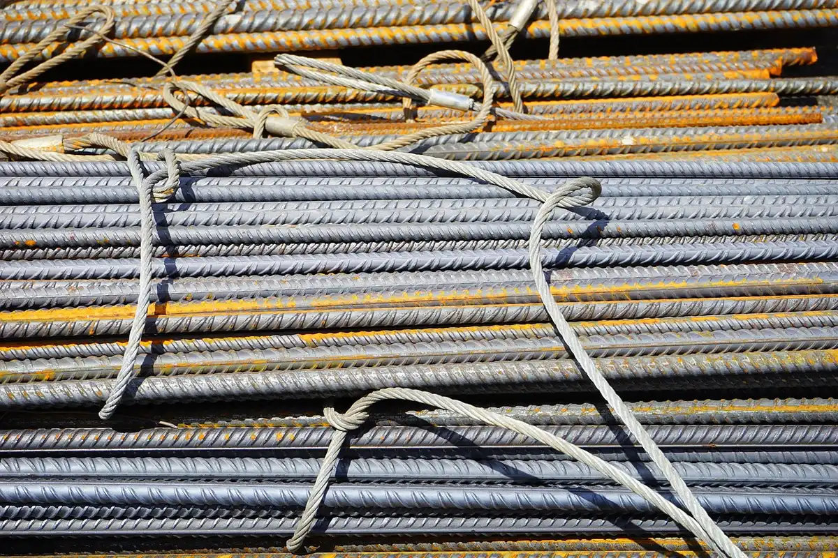 Mains d'ouvrier posant des briques sur un chantier en plein jour