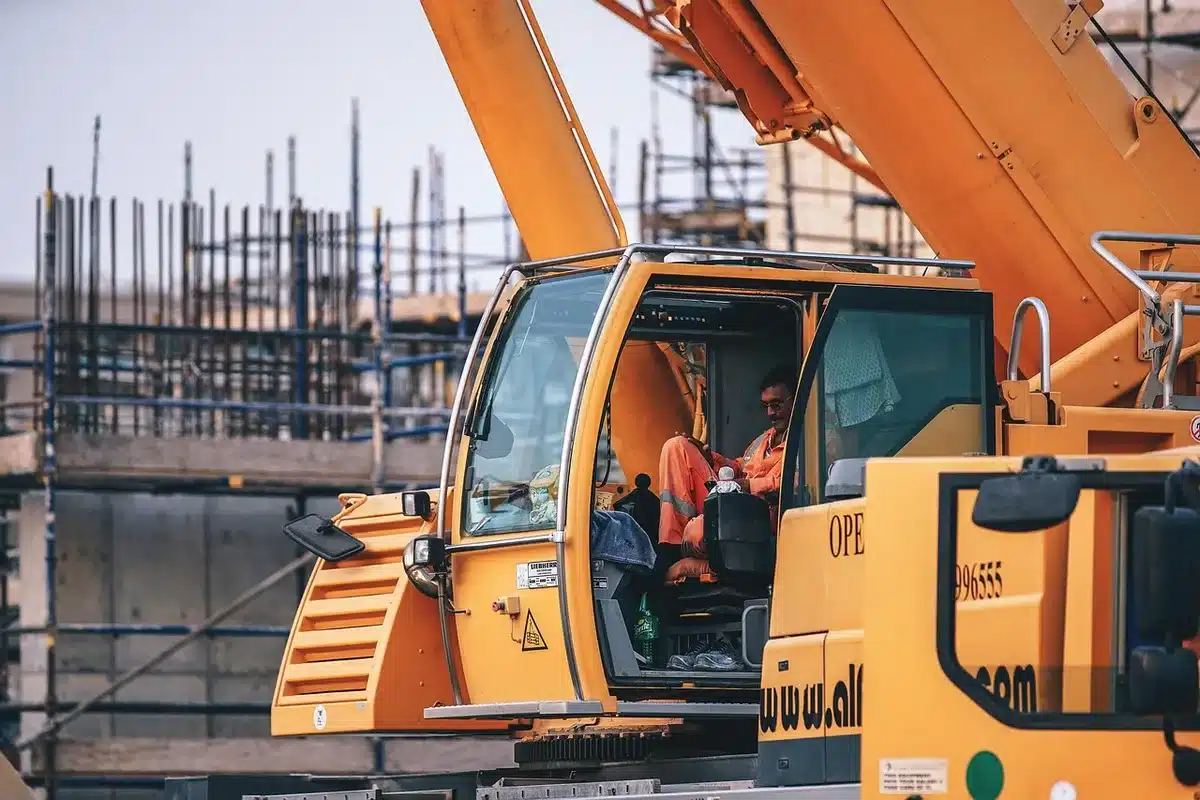 Équipements de protection et échafaudage sur un chantier lumineux