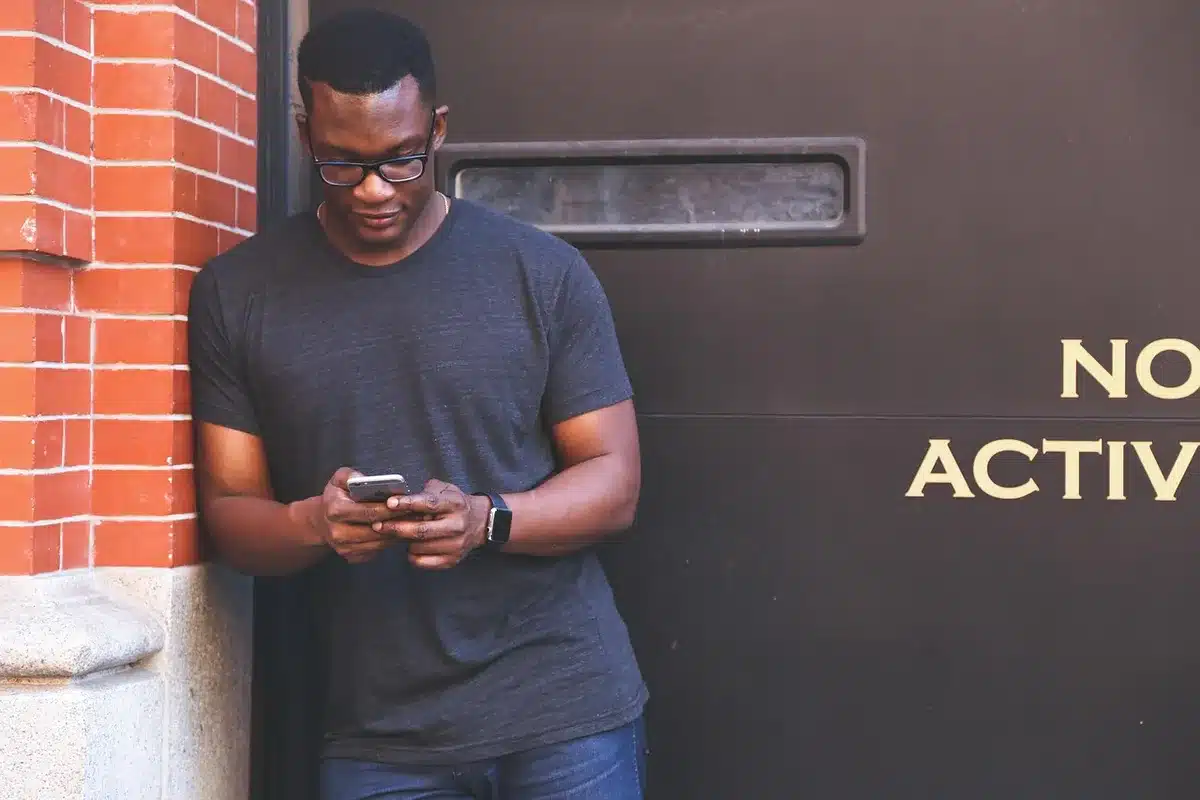 Personne regardant un message WhatsApp sur son téléphone près d'un carnet