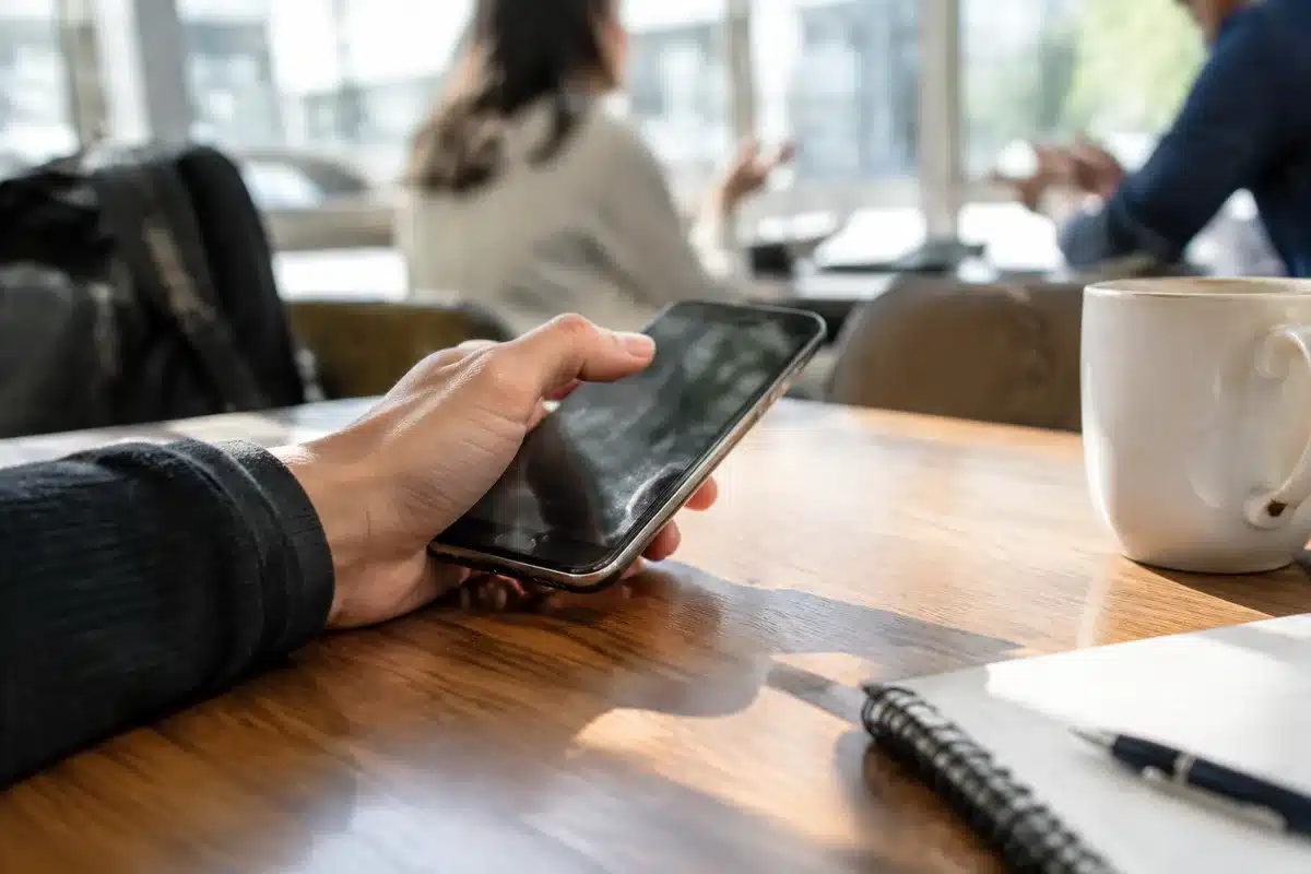 Pourquoi certains restent silencieux dans les groupes WhatsApp : explications d'un psychologue