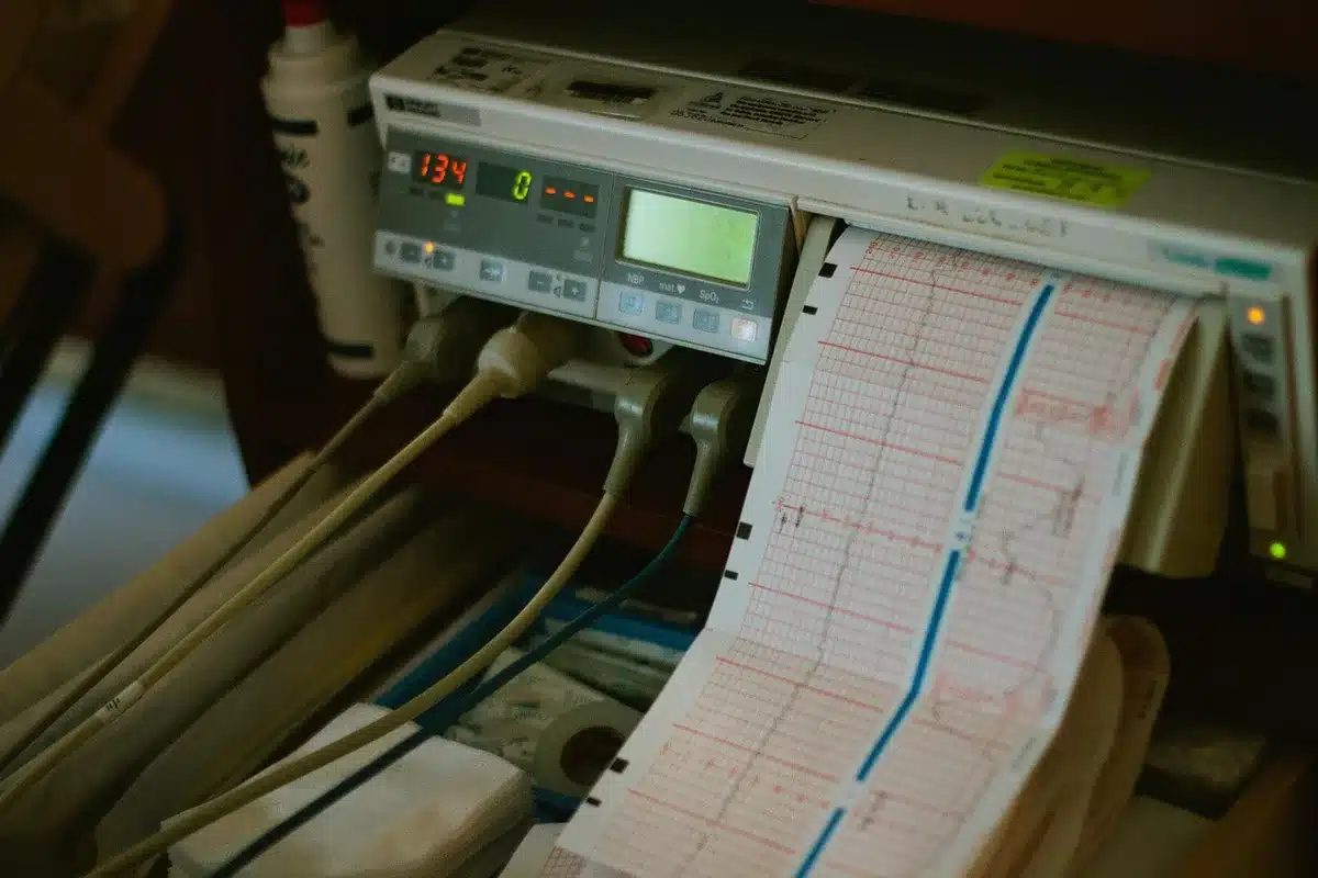 Consultation prénatale avec médecin et mains anonymes sur dossier médical près d'une fenêtre
