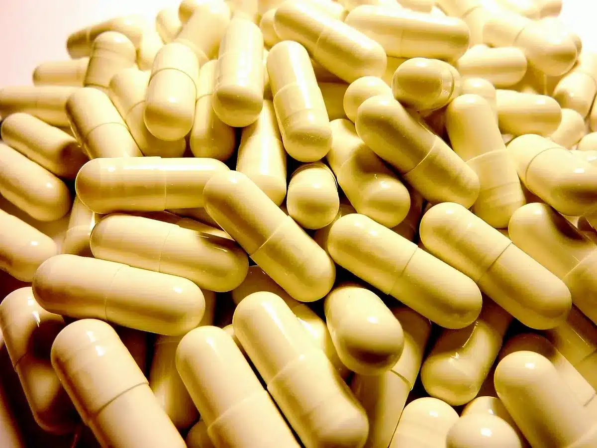 Rayon de pharmacie avec boîtes de médicaments