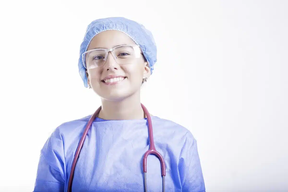 Équipe soignante discutant près d'un couloir d'hôpital en journée