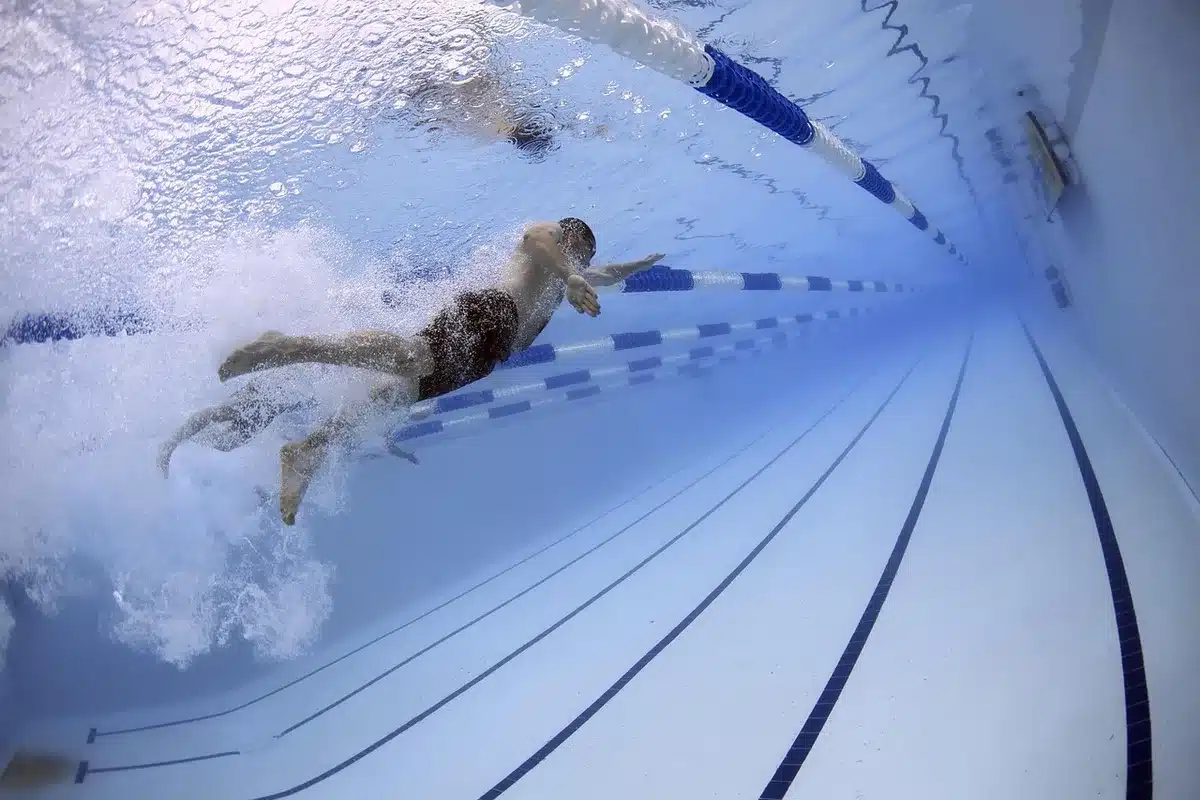 Personne âgée près d'une piscine en plein jour, vue non identifiable
