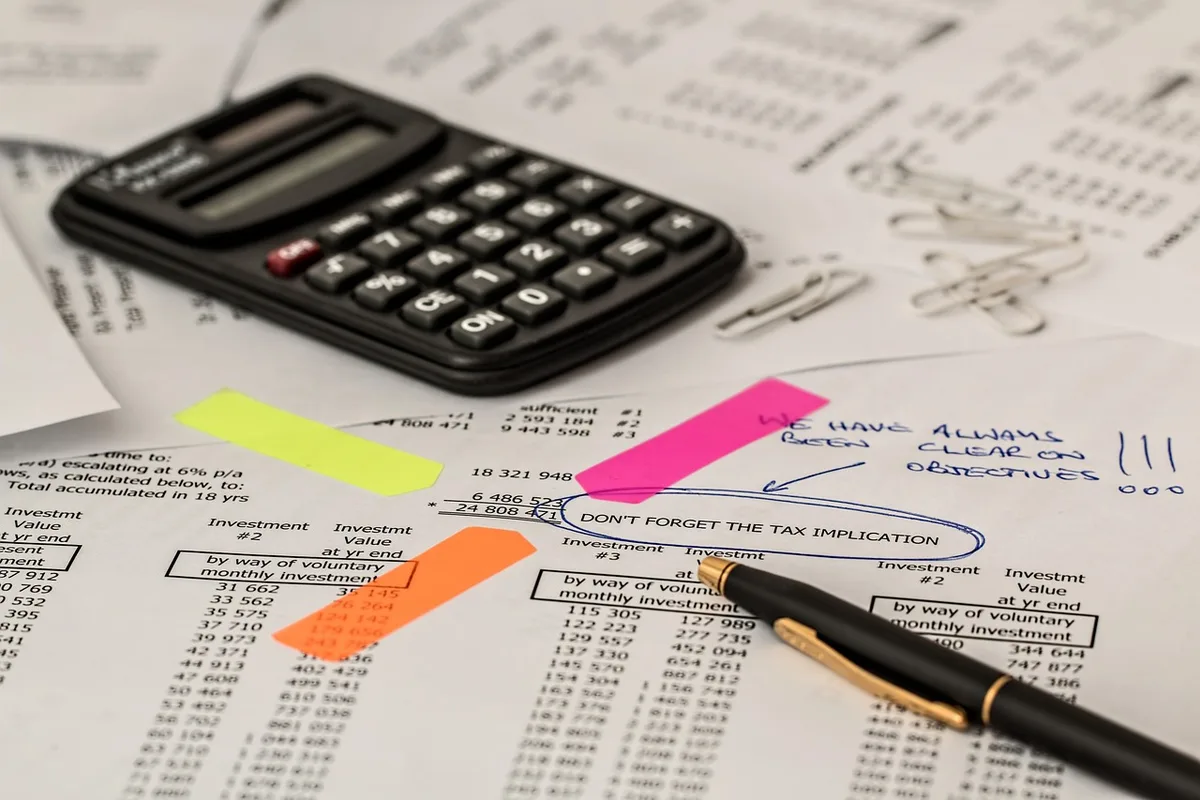 Espace de travail hospitalier en journée avec documents et calculatrice