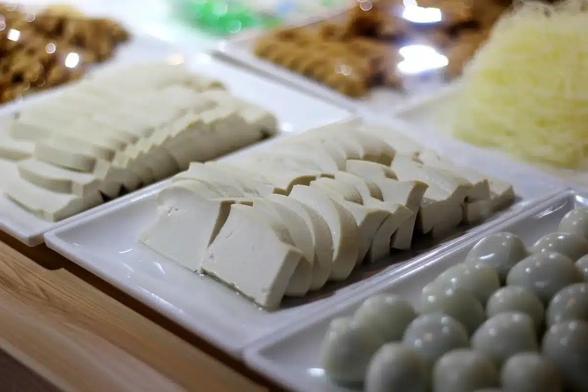 Préparation de repas avec légumineuses, tofu et légumes frais