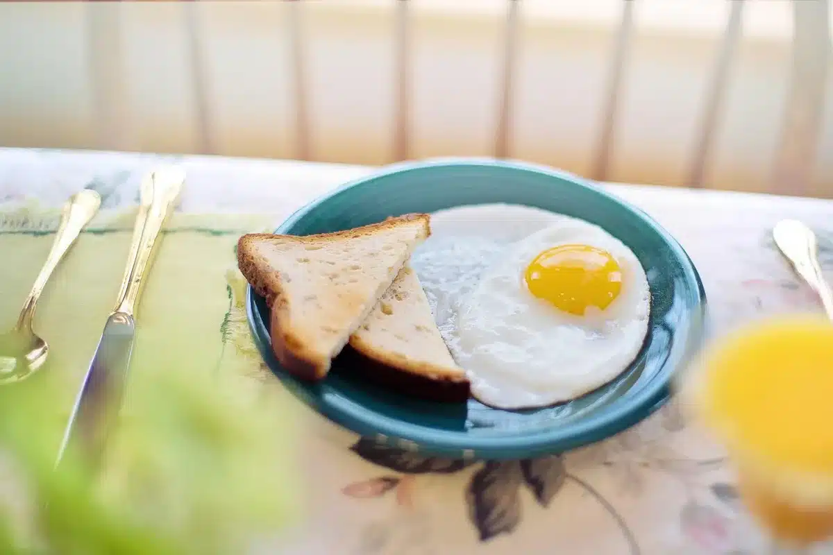 Personne rapprochant des assiettes sur une table de restaurant