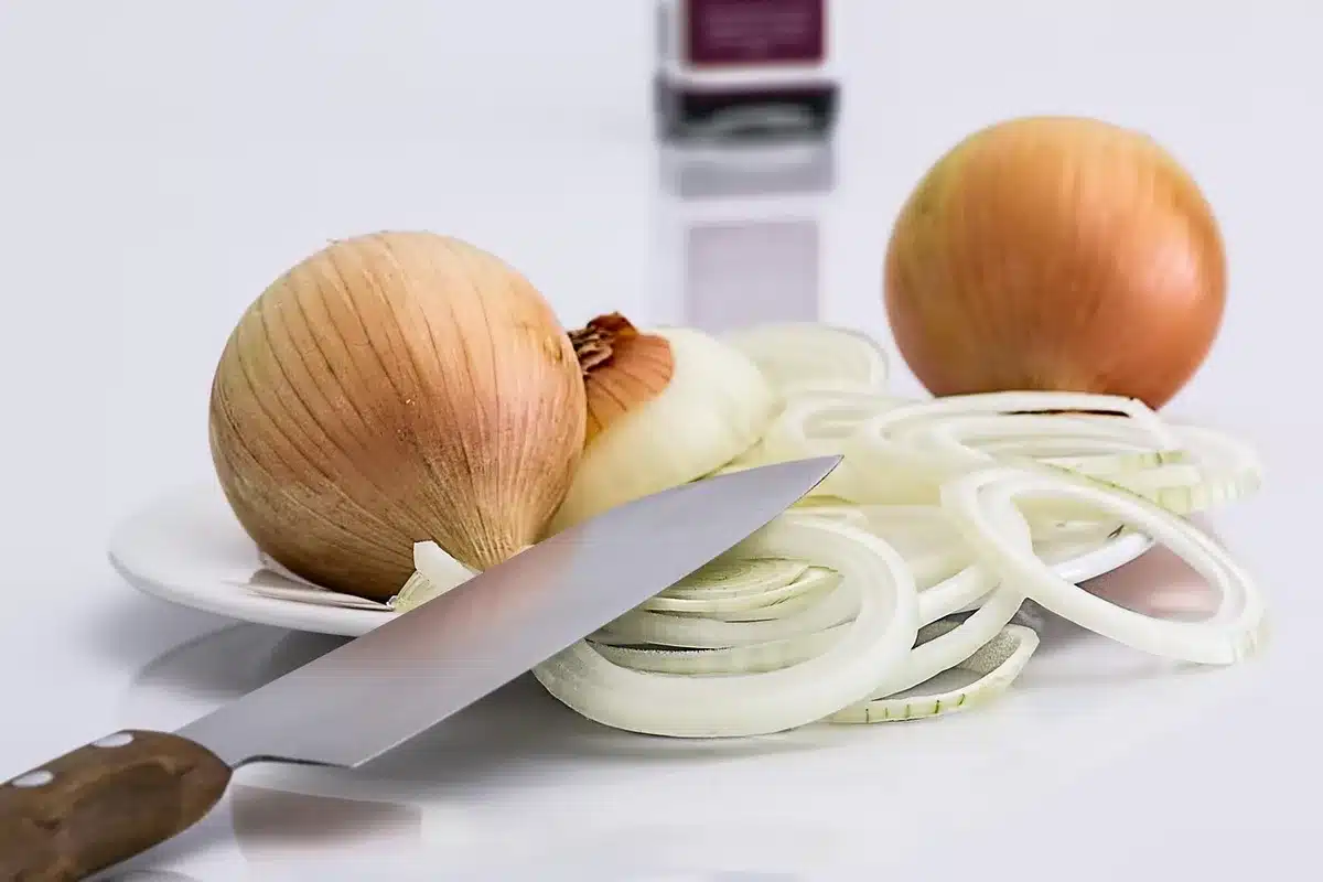 Personne range la table dès la fin du repas dans une cuisine lumineuse