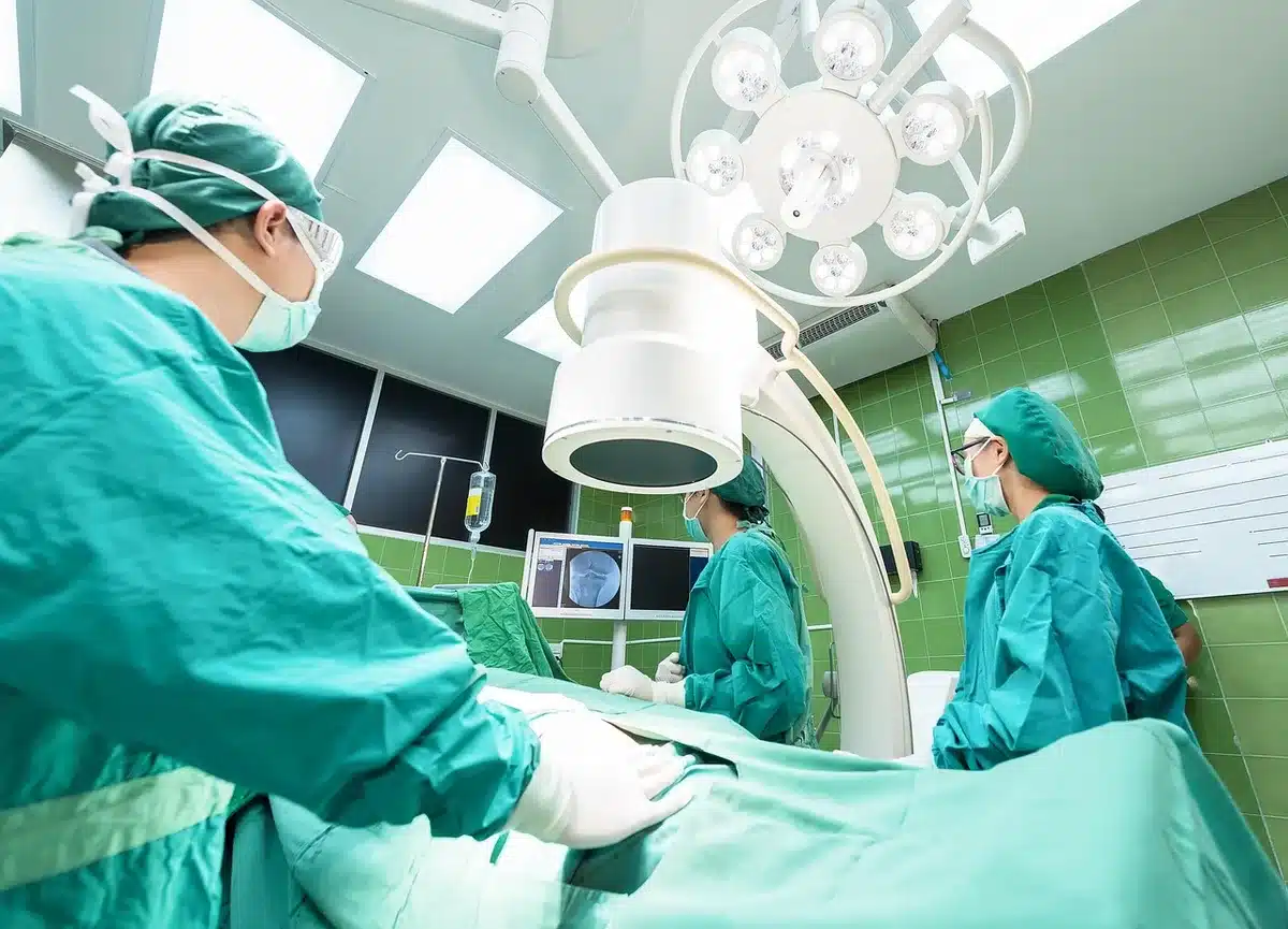 Schéma d'un dispositif de neuromodulation sacrée sur un modèle anatomique
