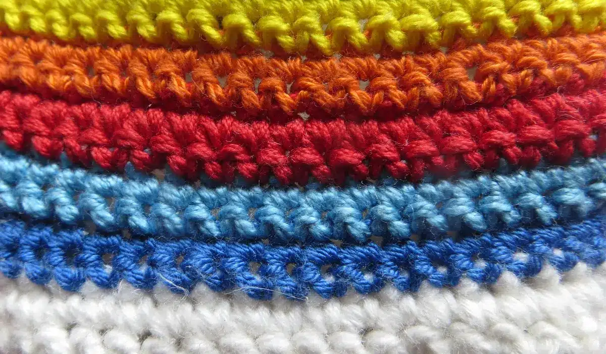 Gros plan sur des pelotes de laine colorée montrant texture et douceur