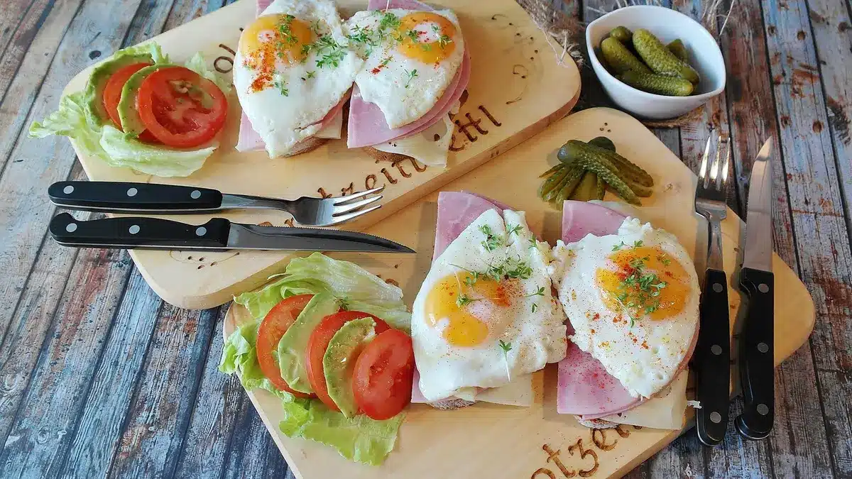 Assiette avec protéines et fibres: œufs, légumes et légumineuses